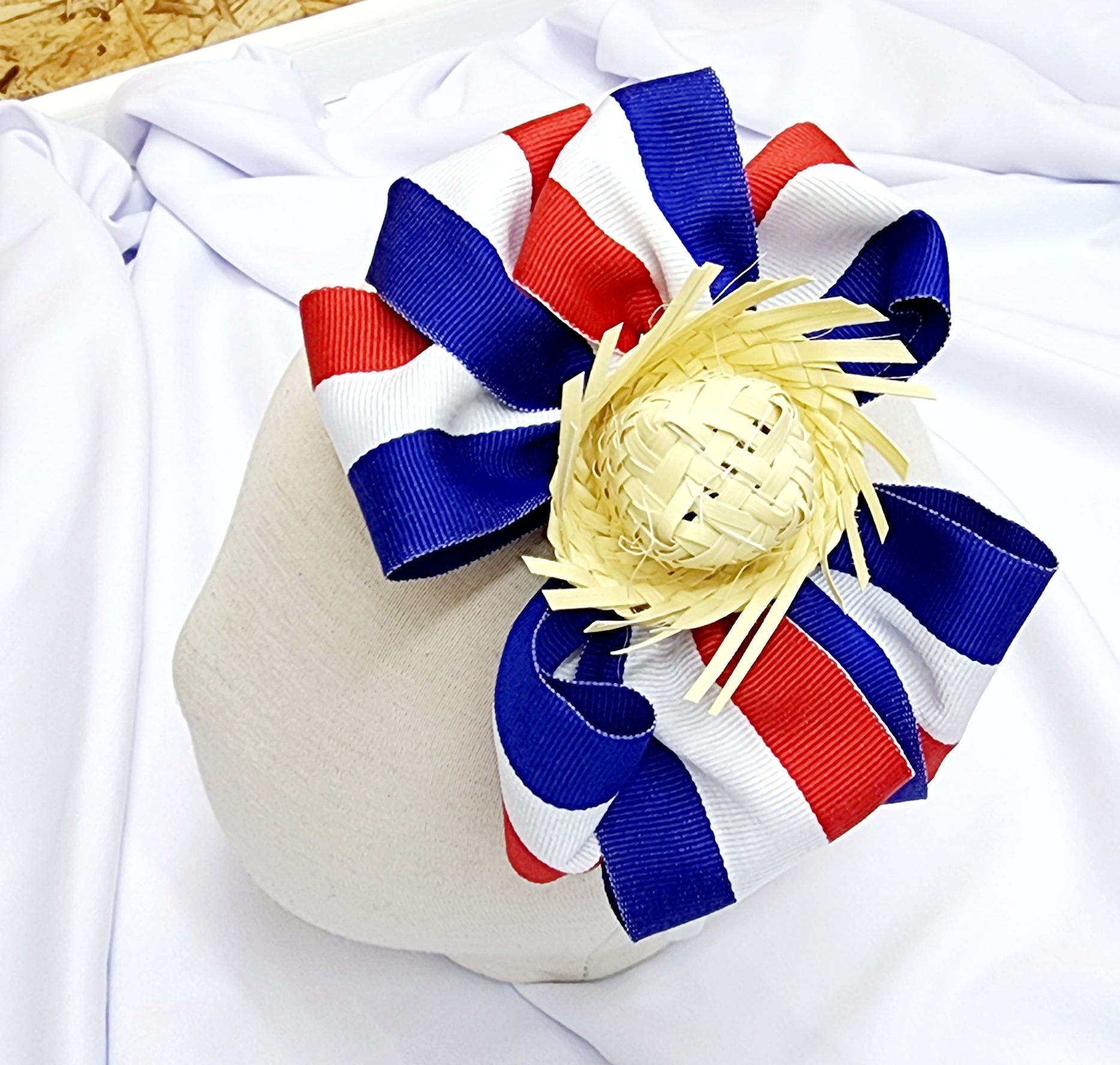 Cintillo tipico dominicano, tricolor con sombrerito. Para niñas