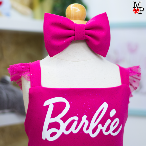 Vestido inspirado en Muñeca para niñas, Accesorio para le pelo,  Rosado fucsia con nombre personalizado