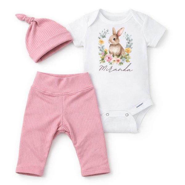 Set de 3 piezas para bebe, un solo size, de 0 a 6 meses. Body personalizado con nombre, Pantaloncito y gorro de nudo.