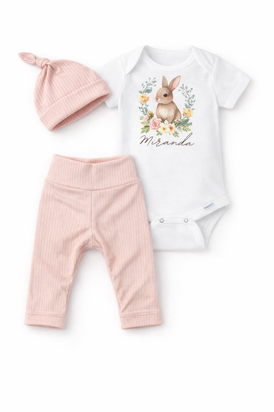 Set de 3 piezas para bebe, un solo size, de 0 a 6 meses. Body personalizado con nombre, Pantaloncito y gorro de nudo.