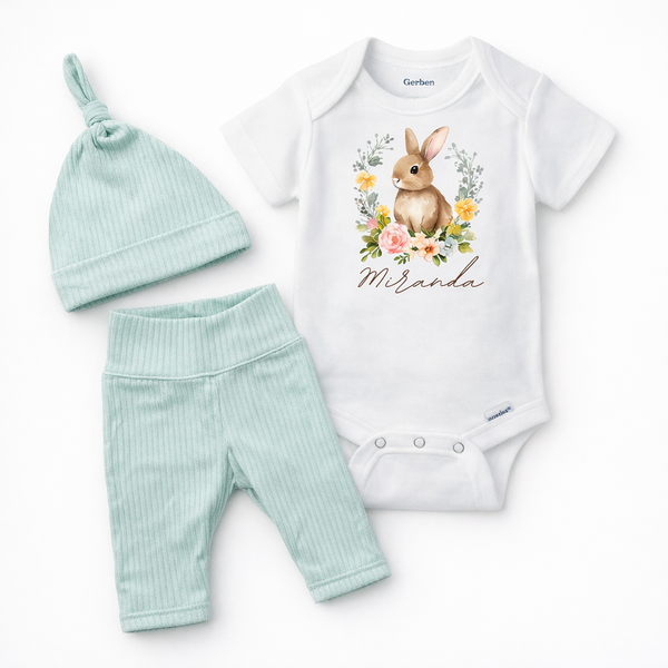 Set de 3 piezas para bebe, un solo size, de 0 a 6 meses. Body personalizado con nombre, Pantaloncito y gorro de nudo.