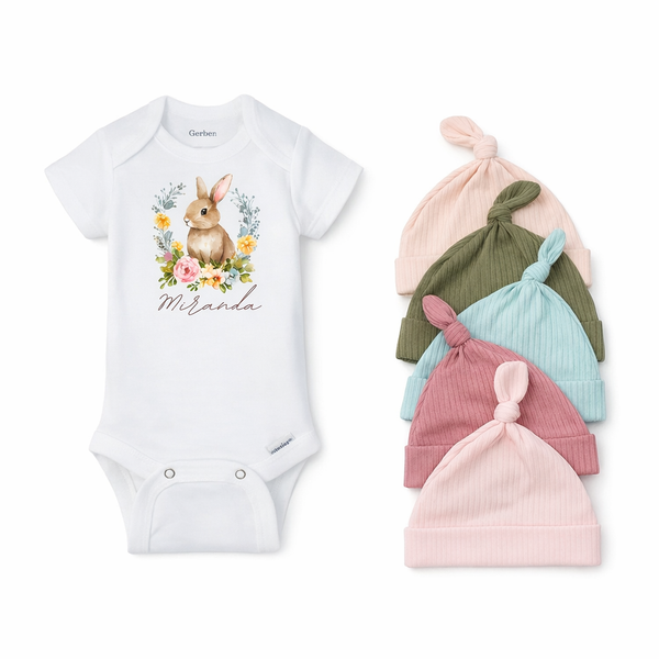 Set de 3 piezas para bebe, un solo size, de 0 a 6 meses. Body personalizado con nombre, Pantaloncito y gorro de nudo.