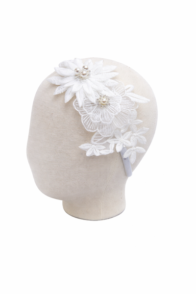 Cintillo blanco, con flores blancas y perlas. Para bautizos, bodas y graduaciones