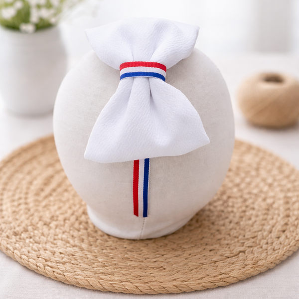 Cintillo con lazo blanco dominicano, cinta tricolor