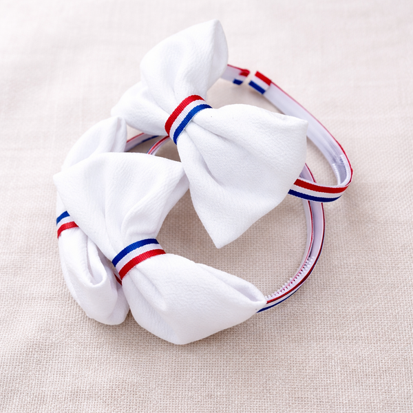 Cintillo con lazo blanco dominicano, cinta tricolor