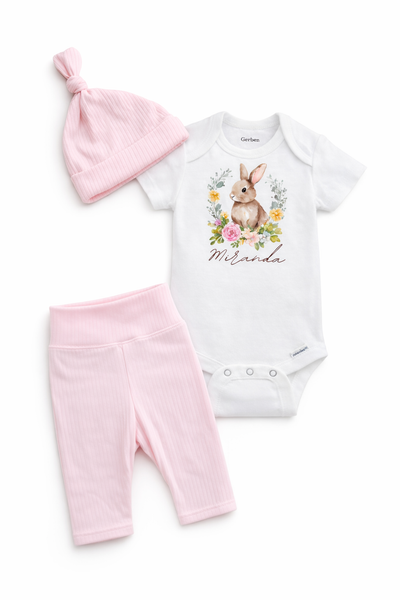 Set de 3 piezas para bebe, un solo size, de 0 a 6 meses. Body personalizado con nombre, Pantaloncito y gorro de nudo.