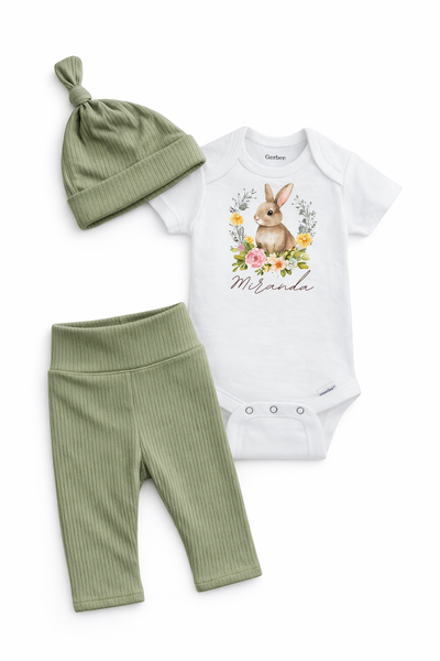 Set de 3 piezas para bebe, un solo size, de 0 a 6 meses. Body personalizado con nombre, Pantaloncito y gorro de nudo.