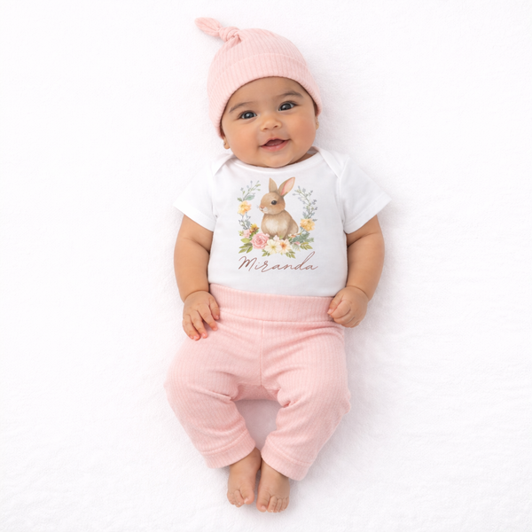 Set de 3 piezas para bebe, un solo size, de 0 a 6 meses. Body personalizado con nombre, Pantaloncito y gorro de nudo.