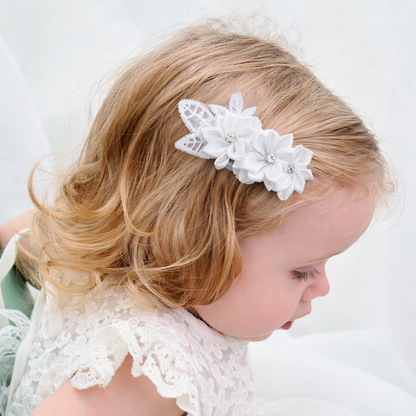 Par de pinzas mini con florecitas blancas, para bautizos, bodas o graduaciones