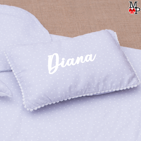 Set para bebe en algodón, Almohaditas, Manta y baberos estampado gris con lunares